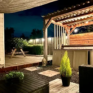 Wellness With Jacuzzi &sauna&private Garden Near Amsterdam Vijfhuizen
